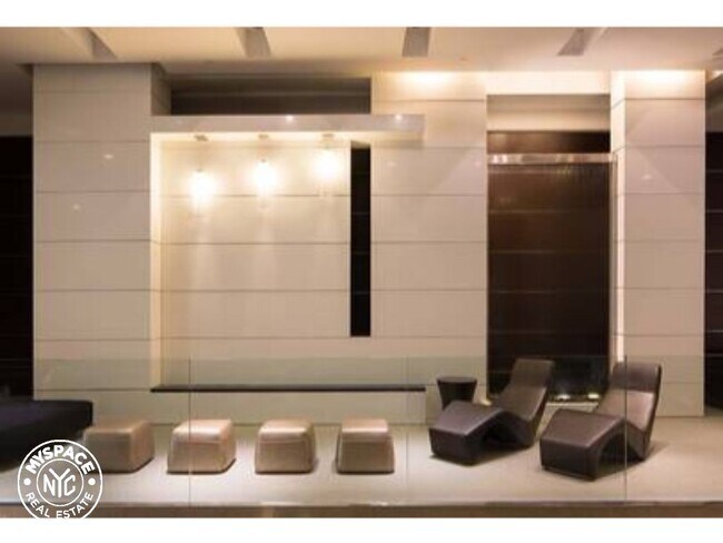 Foto del edificio - 229 W 60th St
