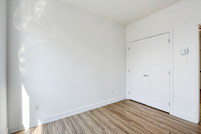 Building Photo - 6600 Av. de Darlington