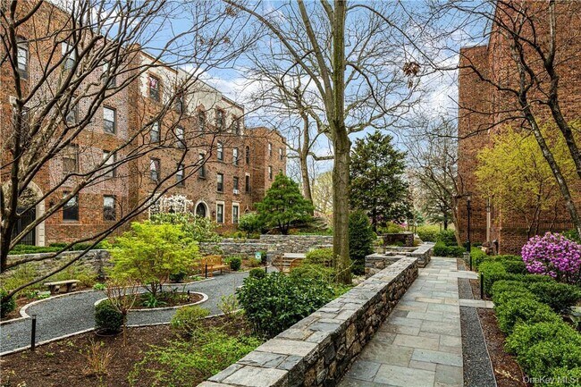 Foto del edificio - 64 Sagamore Rd