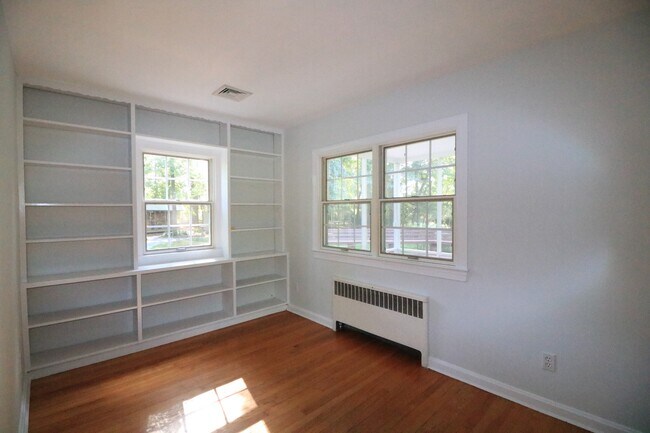 Building Photo - COMING SOON! Spacious Quiet 4BD/2BA Large ...