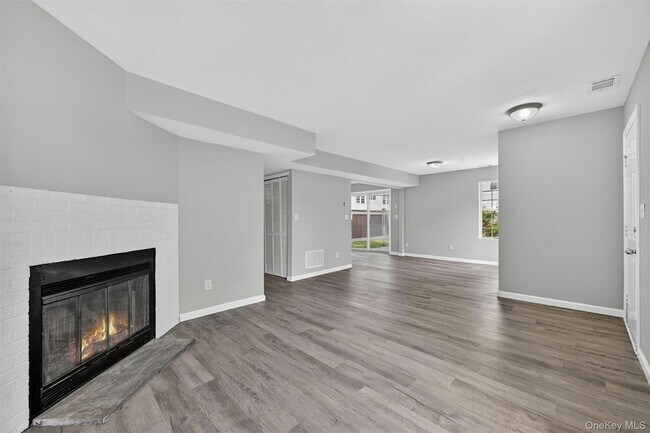 Foto del edificio - 2722 Whispering Hills Dr