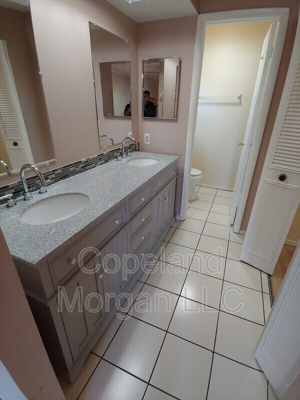 Building Photo - 8362 Somerset Dr