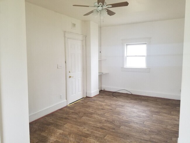 Building Photo - 1423 Teneyck St