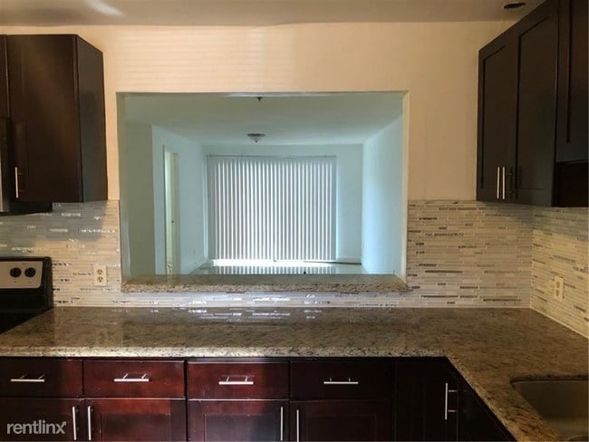 Building Photo - 3 br, 2 bath  - 4131 Stirling Rd Apt 104B