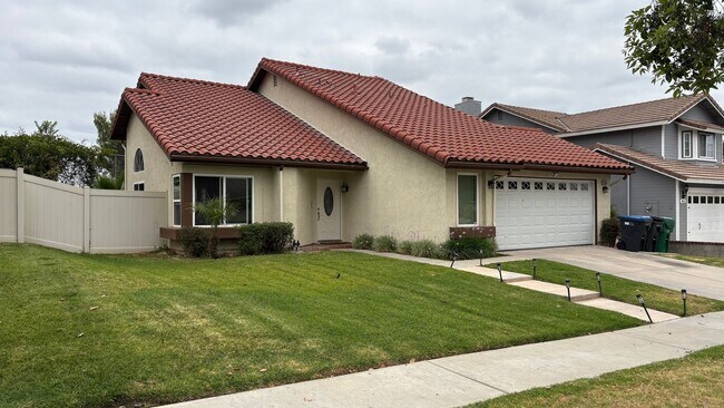 Foto del edificio - Spacious 4-Bedroom Home Near Centennial High School in Corona