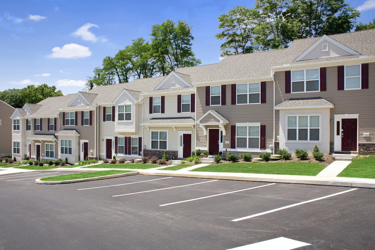 Foto principal - Emerald Pointe Townhomes