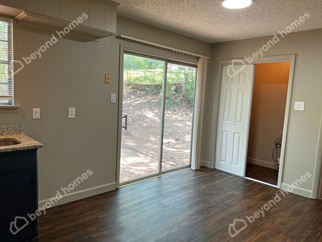 Foto del edificio - Beautiful and Modern 3 BD 1 BA with 1,196 ...