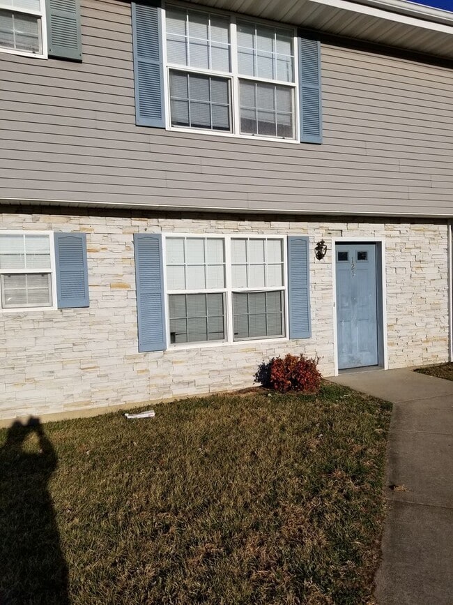 Building Photo - 3 bedroom 2.5 bathroom town house for rent