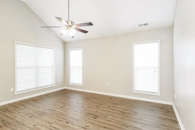 Foto del edificio - 310 Tamarack Dr