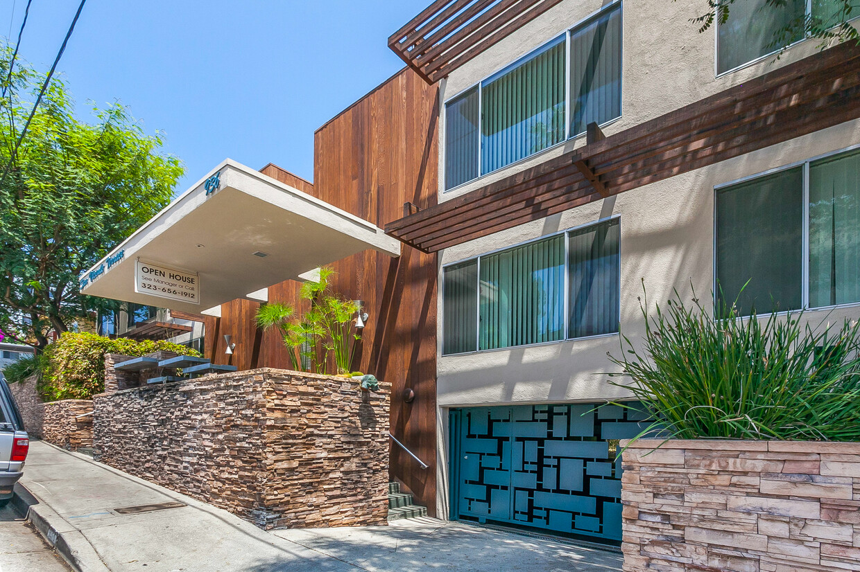 Primary Photo - 936 N San Vicente Blvd