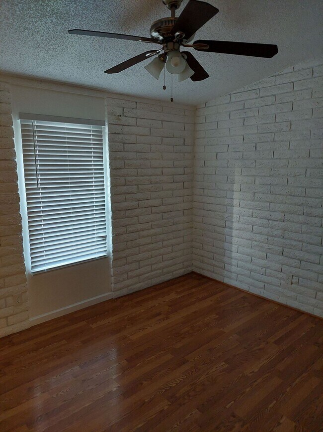 family room - 626 N. Drew St. E