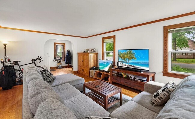 Foto del edificio - 4 Bedroom House On Campus (Available For 3 Students)