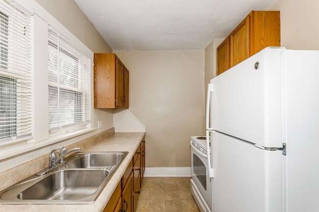 Foto del edificio - Large Bungalow in Sunnyside Neighborhood!
