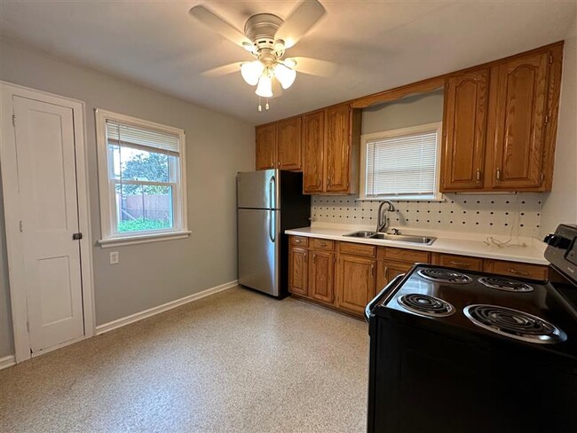 Building Photo - Beautiful 2 Bedroom Apartment in Milwaukee