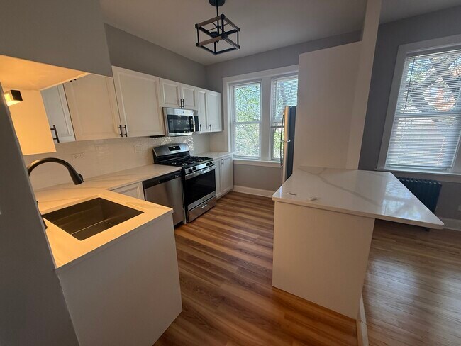 Foto del edificio - 4956 N Harding Ave