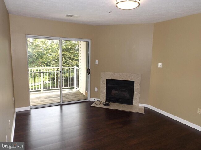 Building Photo - 8911 Town Center Cir