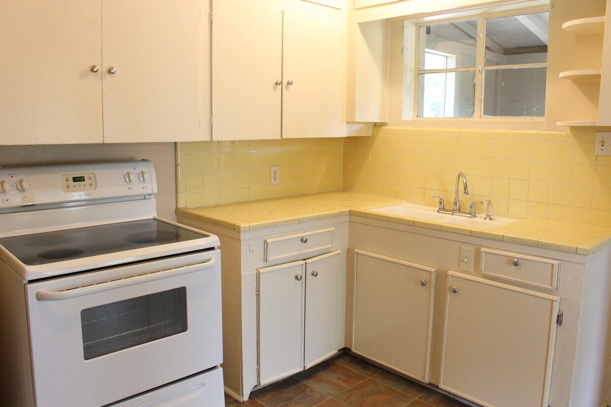 Primary Photo - 1747 W Lucas Dr