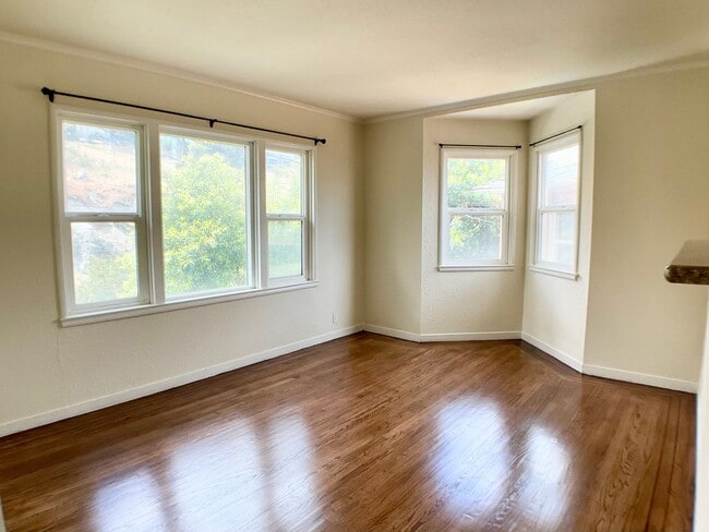 Building Photo - RENOVATED Top Floor. ON-SITE LAUNDRY! HARD...