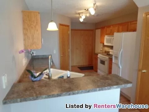 Building Photo - Beautiful 2 BR End Unit Townhome Available 9/1!