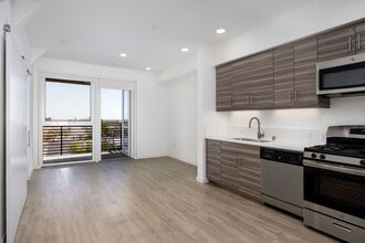 Building Photo - Picasso Brentwood