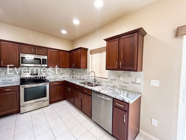 Building Photo - 3 Bed/2.5 Bath Home with Modern Amenities / Available Now!