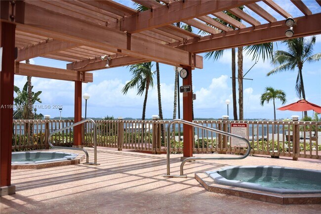 Foto del edificio - 999 Brickell Bay Dr