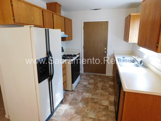 Building Photo - Nice 3bd/2ba North Sacramento Home with 2 Car Garage