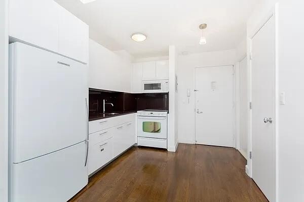 Building Photo - 212 W 91st St