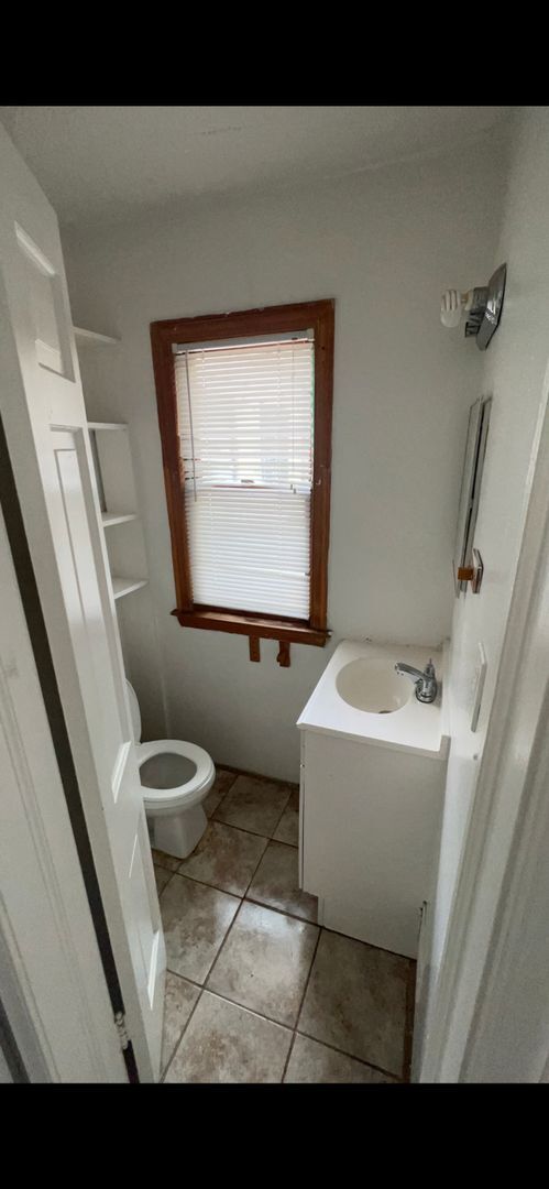 Building Photo - 3bedroom - 1.5bath:  $1,100/month