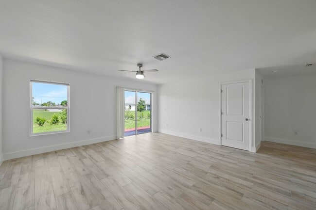 Building Photo - 2426 Santa Barbara Blvd N