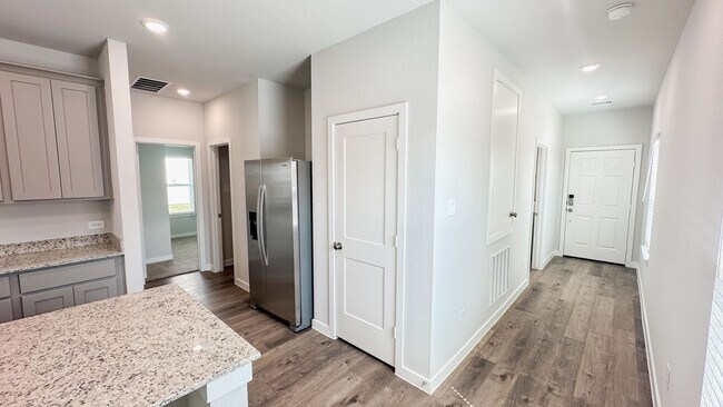 Foto del edificio - Brand new! Modern 3-Bedroom with Open-Conc...