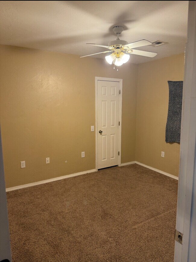 Foto del edificio - 302 E Washington St