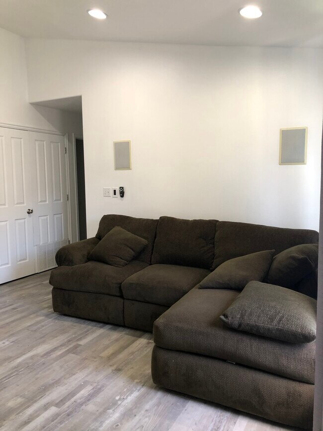 Foto del edificio - 865 W Columbia Ln