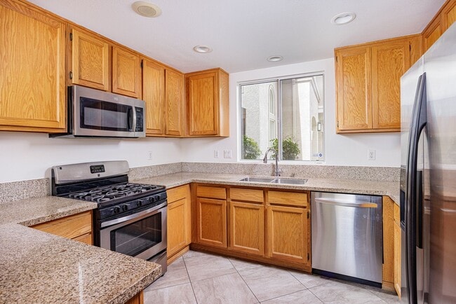 Building Photo - Charming Ground-Level Condo in California ...