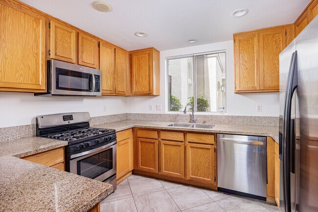 Foto del edificio - Charming Ground-Level Condo in California ...