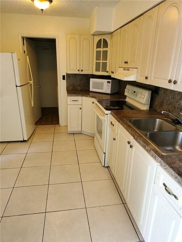 Foto principal - 6104 NW 19th Ct