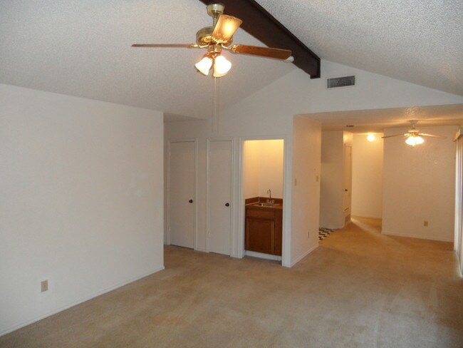 Building Photo - 6815 S Creek Dr
