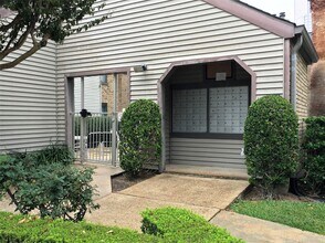 Building Photo - 2025 Augusta Dr
