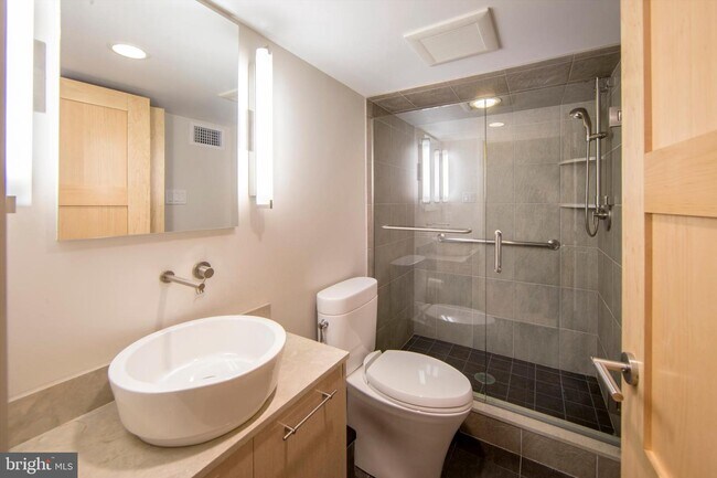 Foto del edificio - 1318 N Spring Mill Rd