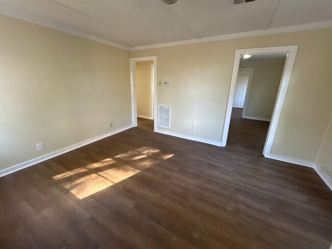 Foto del edificio - 3 Bedroom home central air and heat