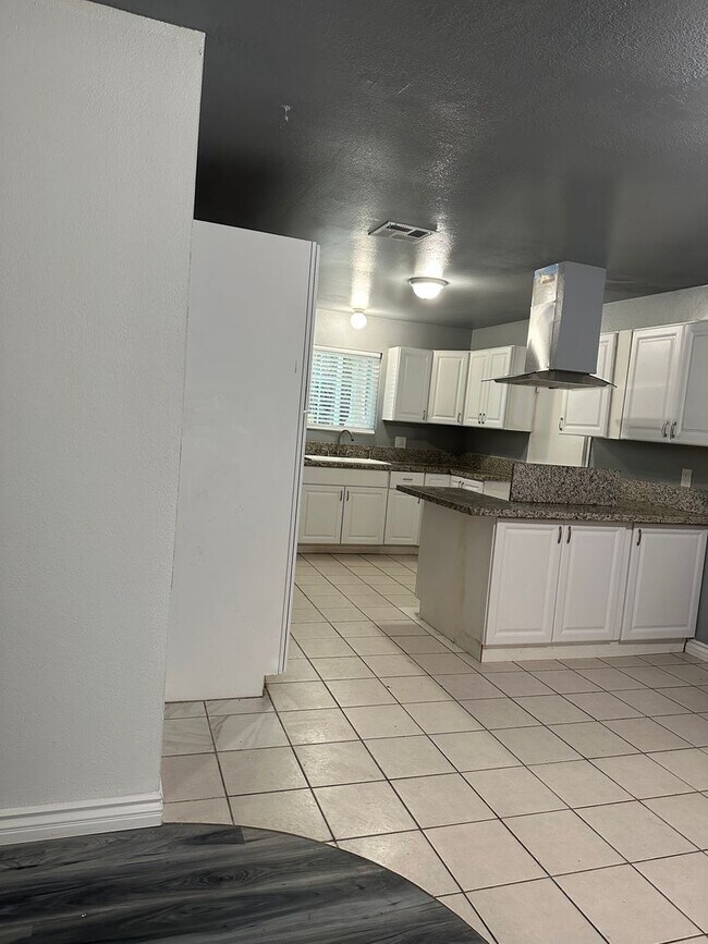 Foto del edificio - Luxurious 3-Bedroom Home with Detached Garage and New Updates in San Bernardino