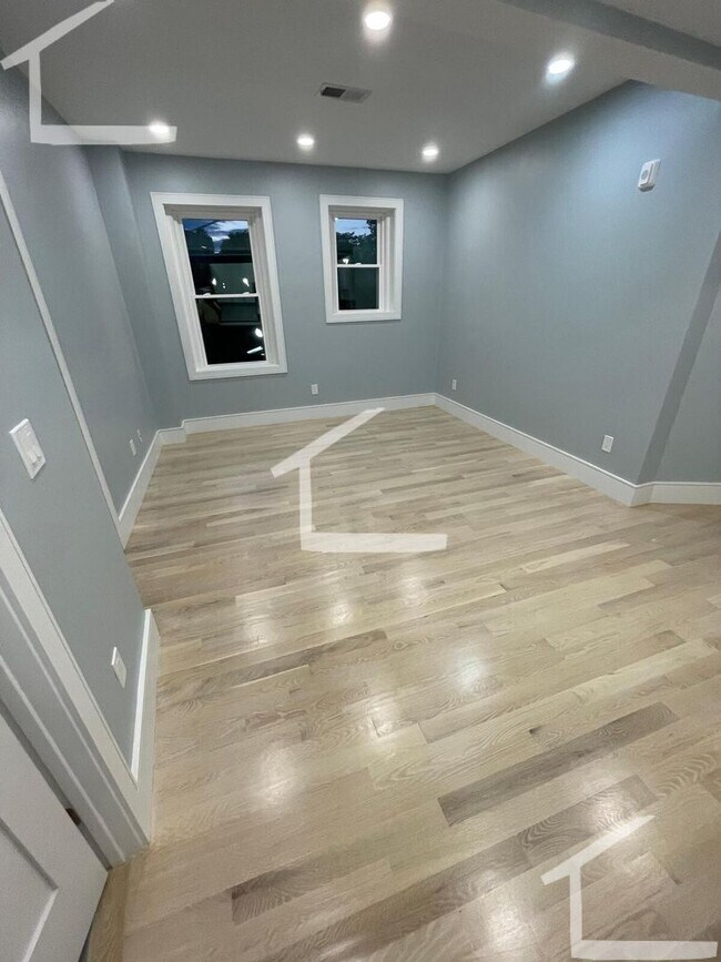 Foto del edificio - HOT BROOKLINE LISTING!!!!!