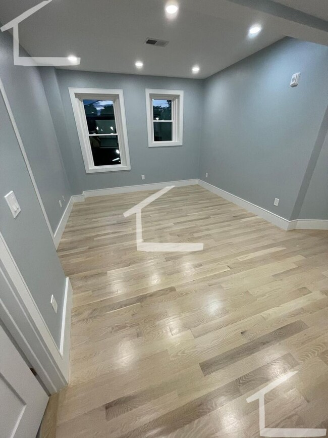 Building Photo - Spacious 3BR/2Bath, Newer Renovation!