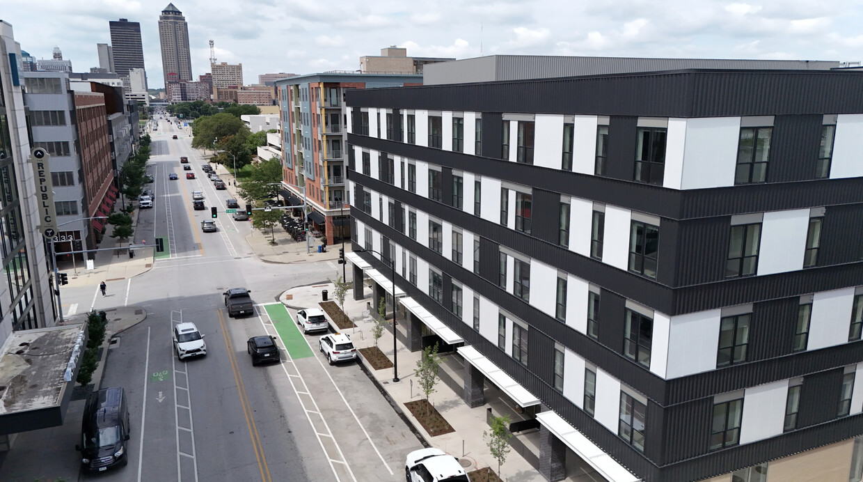 Exterior Photo - 418 East Grand