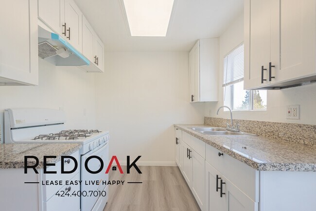 Foto del edificio - ~1 Month FREE + LOW DEPOSIT~ Charming, Sun...