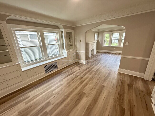 Building Photo - 656 Hammel St