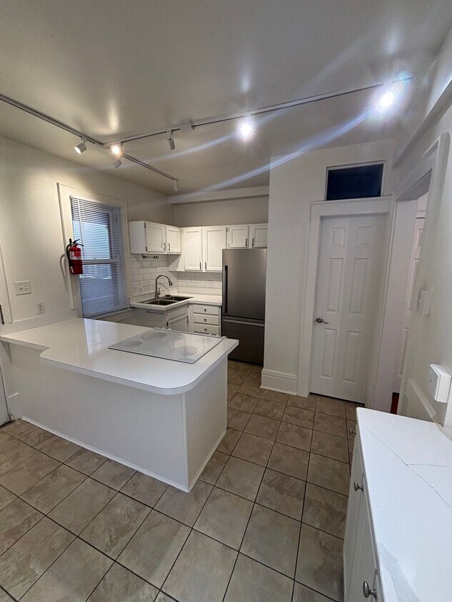 187 W Sycamore St Unit 189 E. Sycamore, Columbus, OH 43215 Room for