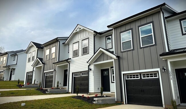 Building Exterior - Townhouse Row at Greystone