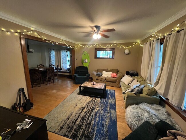 Building Photo - Spacious 5-Bedroom Home for Rent