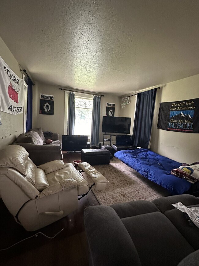 Foto del edificio - Amazing 4 Bed 1 Bath close to UWEC!